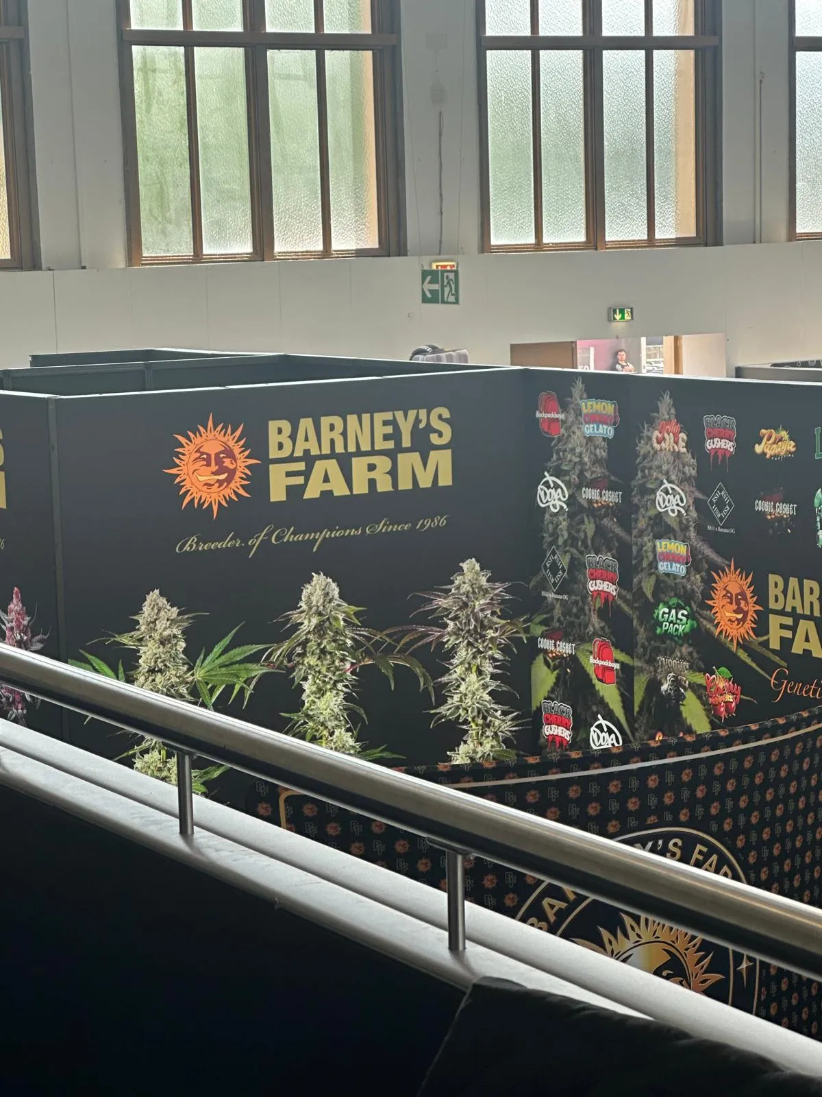 Stand da Barney's Farm com plantas de cannabis em exposição na Mary Jane Berlin 2026