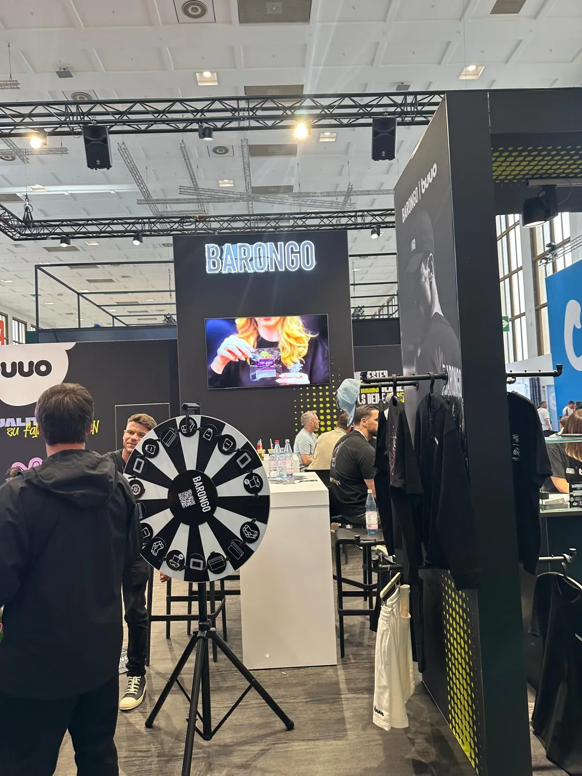 Stand da Barongo com roda da sorte e merchandising na Mary Jane Berlin 2026