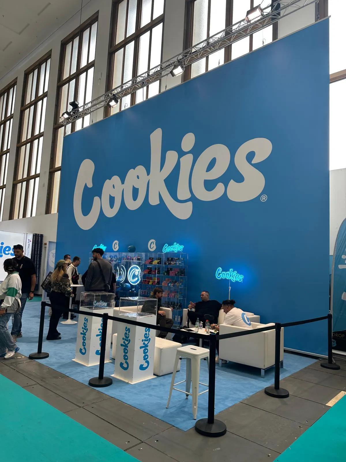 Stand da Cookies com uma grande parede azul e zona lounge na Mary Jane Berlin 2026