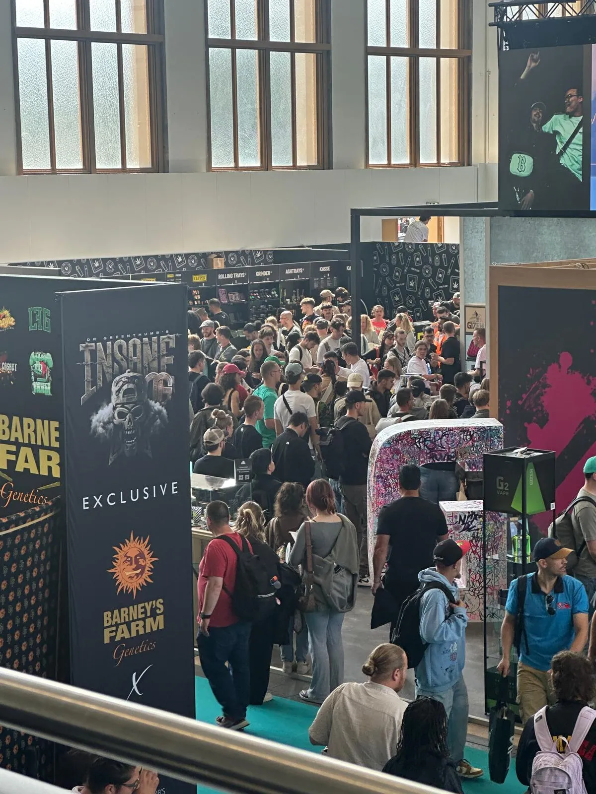 Corredores cheios à volta do stand Insane da Barney's Farm na Mary Jane Berlin 2026