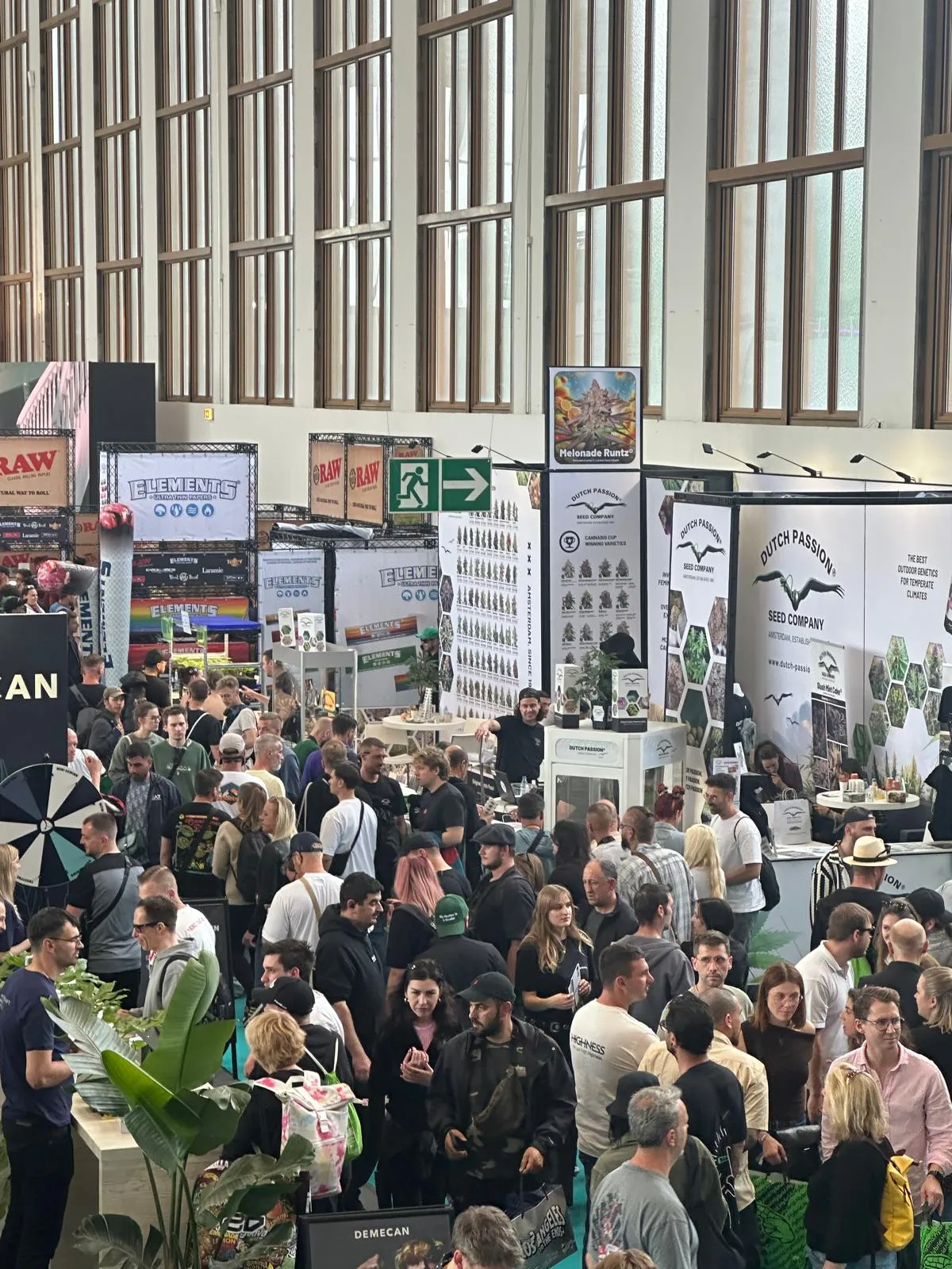 Pavilhão cheio com stands de marcas de cannabis na Mary Jane Berlin 2026