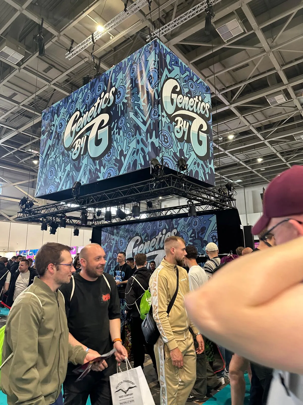 Stand da Genetics by G com um cubo LED gigante na Mary Jane Berlin 2026