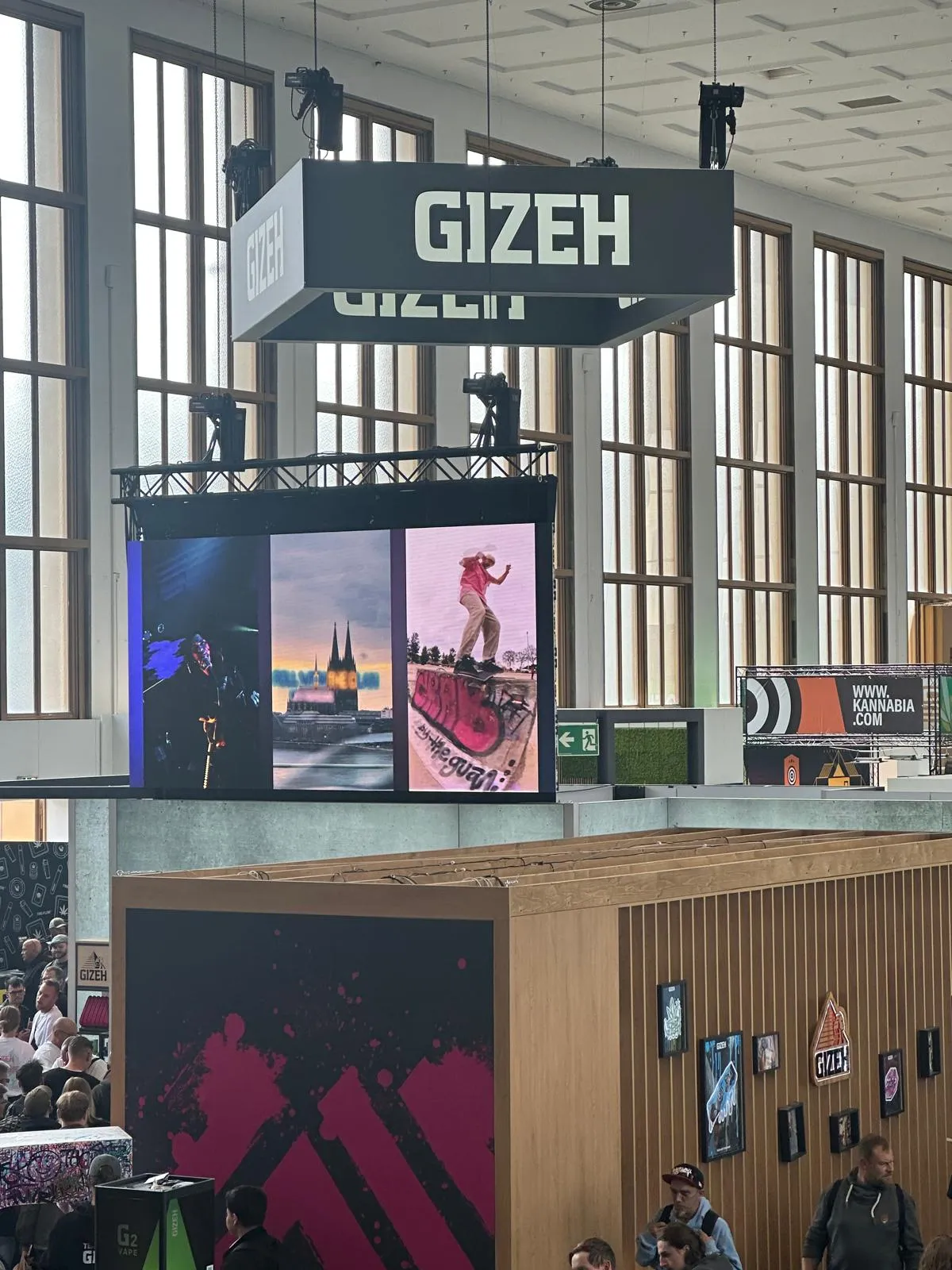 Stand de mortalhas GIZEH com ecrãs LED gigantes na Mary Jane Berlin 2026