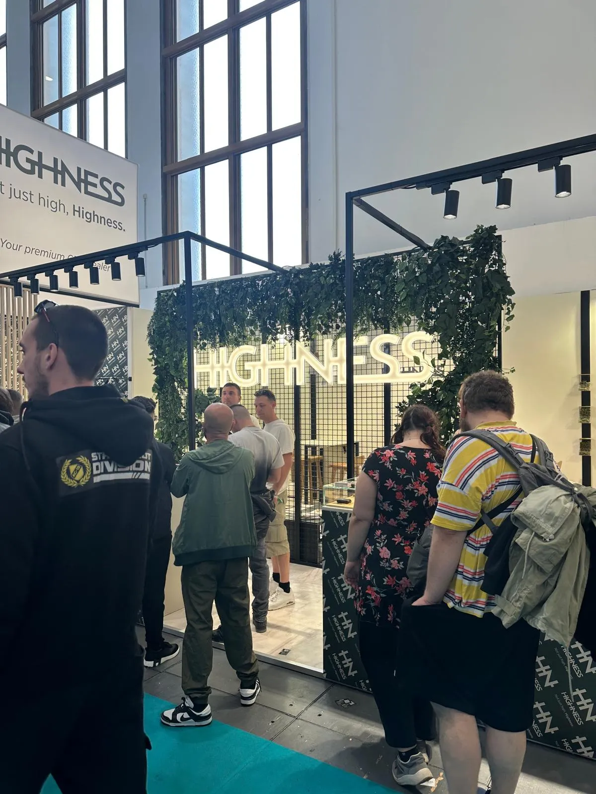 Entrada do stand da Highness com arco de vegetação na Mary Jane Berlin 2026