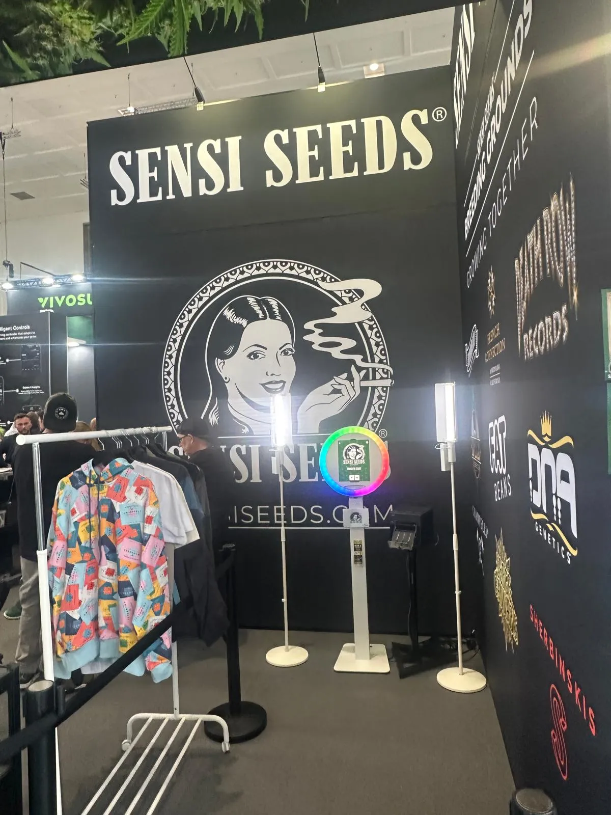 Stand da Sensi Seeds com marcas DNA Genetics e Sherbinskis na Mary Jane Berlin 2026