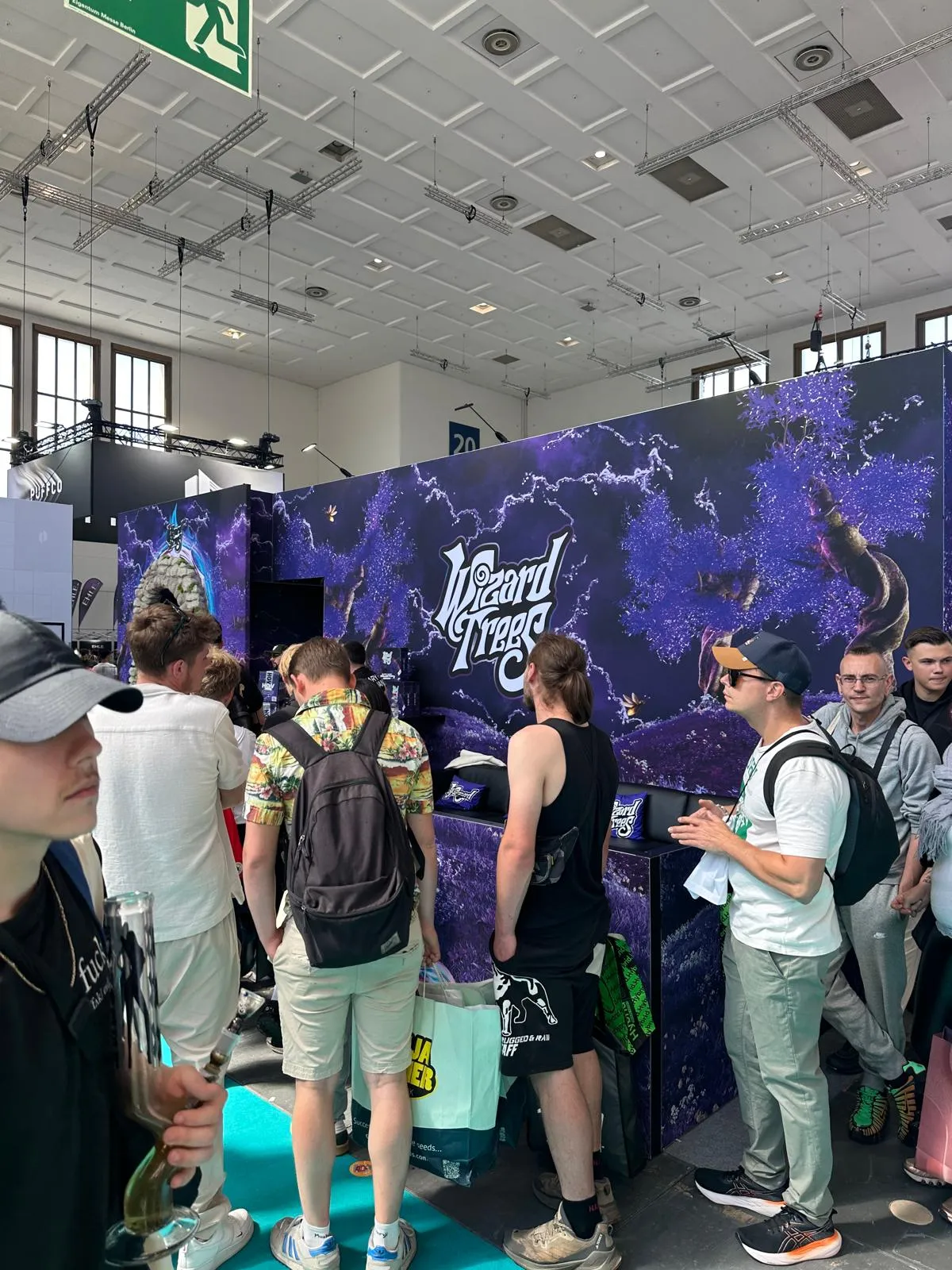 Stand da Wizard Trees com identidade visual roxa na Mary Jane Berlin 2026