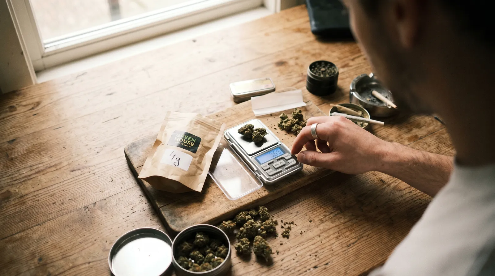 AZARIUS · Porque é que a Europa pesa cannabis em gramas (e os EUA não)